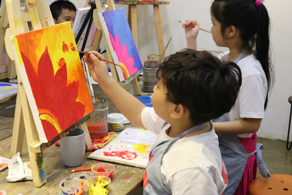 Sự sáng tạo thực sự không giới hạn khi bạn đang ở thành phố Hồ Chí Minh. Nếu bạn đang tìm kiếm gia sư dạy vẽ tại nhà TP.HCM, chúng tôi làm được điều đó. Hứa hẹn với sự phát triển tuyệt vời của con bạn sau khi tham gia lớp học.