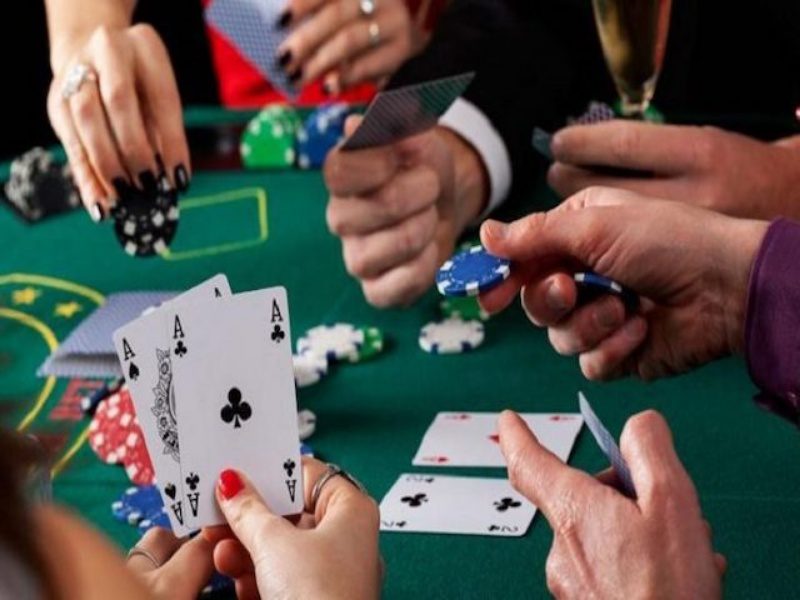 Khám phá bí ẩn đồng xu may mắn bằng cách lật bài poker