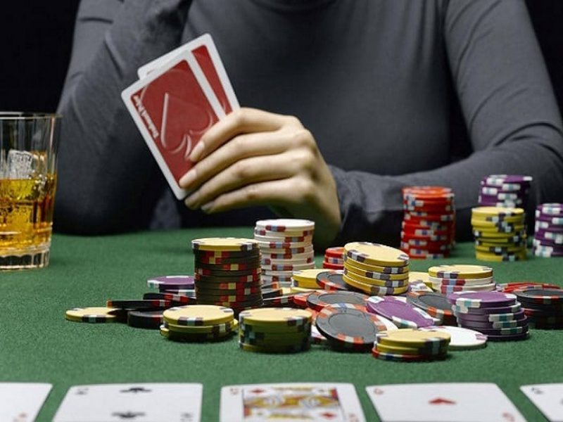 Khám phá bí ẩn đồng xu may mắn bằng cách lật bài poker